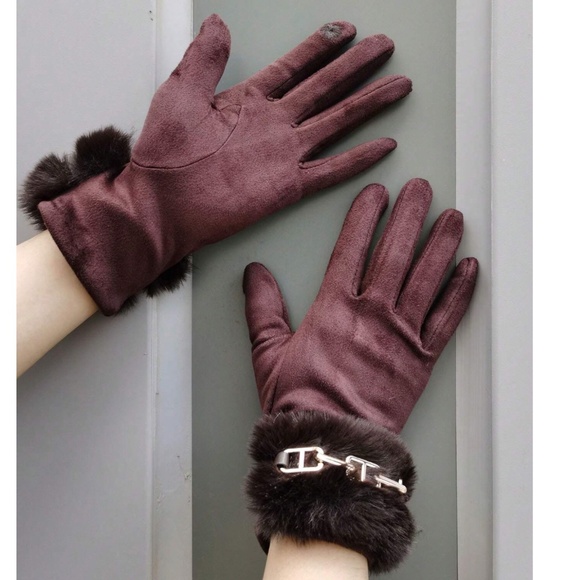 Luxe Vegan Fur Chain Decor Touchscreen Compatible Gloves - Picture 5 of 7